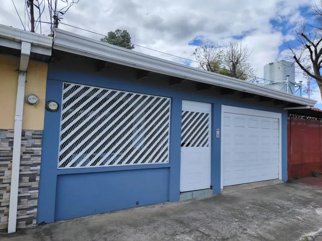 CASA EN VENTA  –CON EXCELENTE UBICACIÓN COMERCIAL  ALAJUELA CENTRO