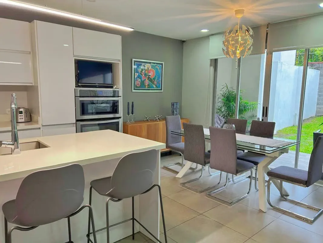 SALE OF HOUSE IN CONDO - SANTA ANA