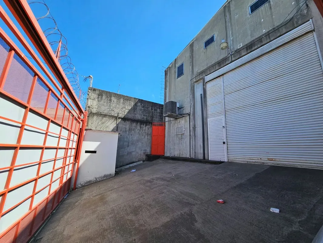 Very close to San Jose, Heredia, and Alajuela, a large, very safe and well-located concrete building is for rent in ...