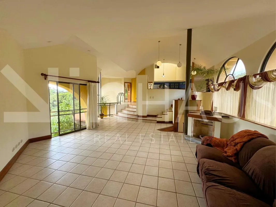 Venta de espectacular casa con dos apartamentos en San Ramón de Tres Ríos -EU