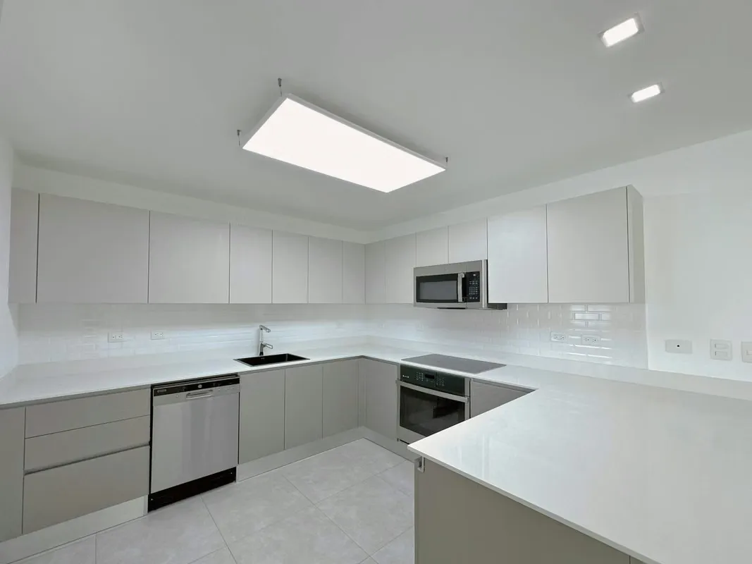 ALQUILER DE CASA MODERNA EN CONDOMINIO - ESCAZÚ