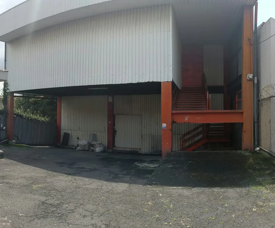 Invest in a spacious warehouse with an excellent location...