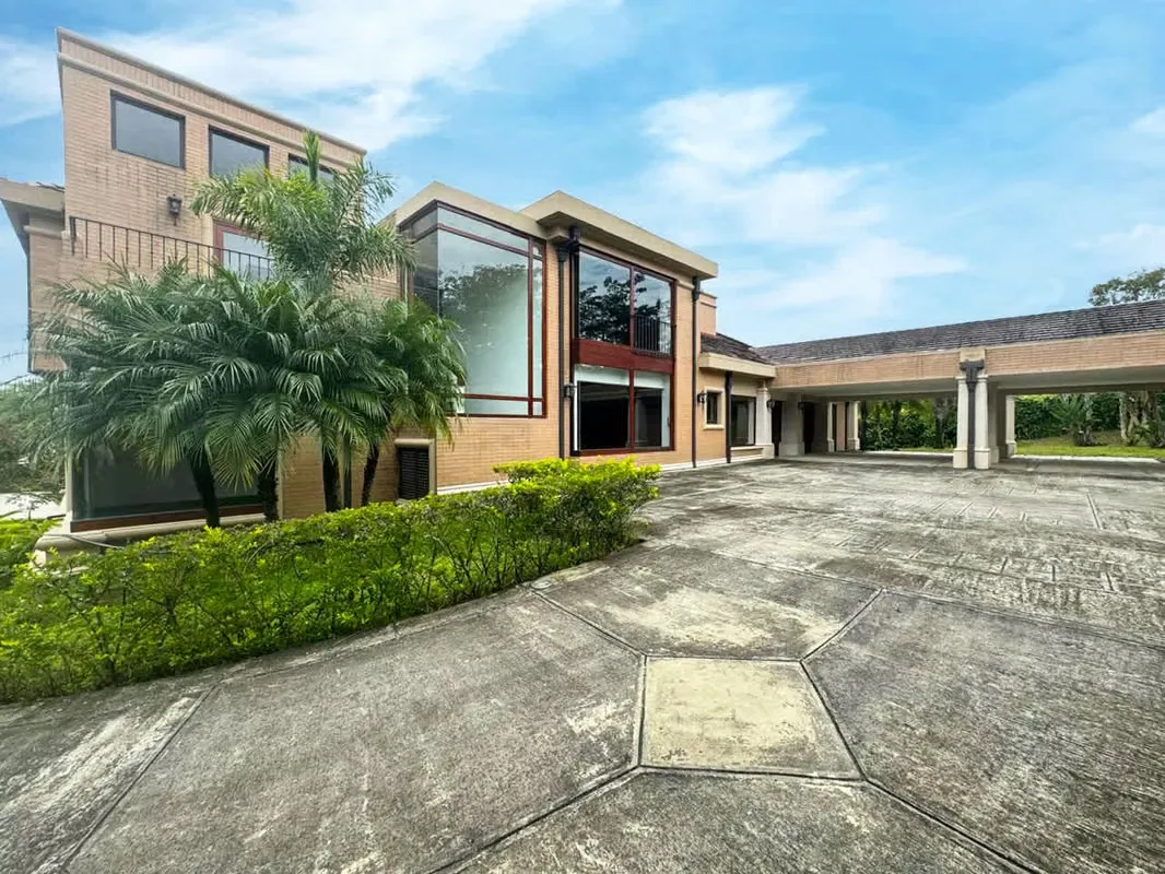 Se vende lujosa y amplia Casa de 2 niveles en Monterán (MA).