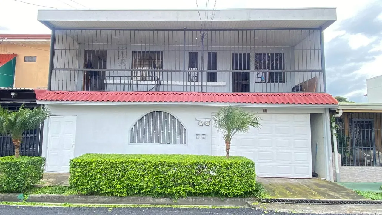 For sale this spacious and spacious property of 244 m2 of land and 270 m2 of construction, located in Pavas, San José, near the United States Embassy, offers a perfect combination of ...