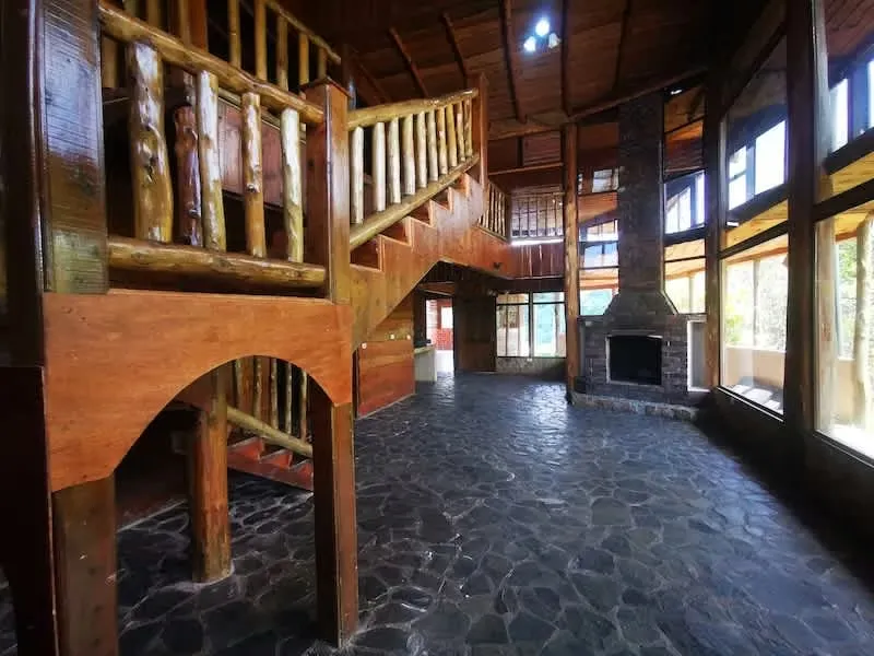 La propiedad cuenta con una primera vivienda de tres niveles, el primer nivel cuenta con tres estacionamientos, ...