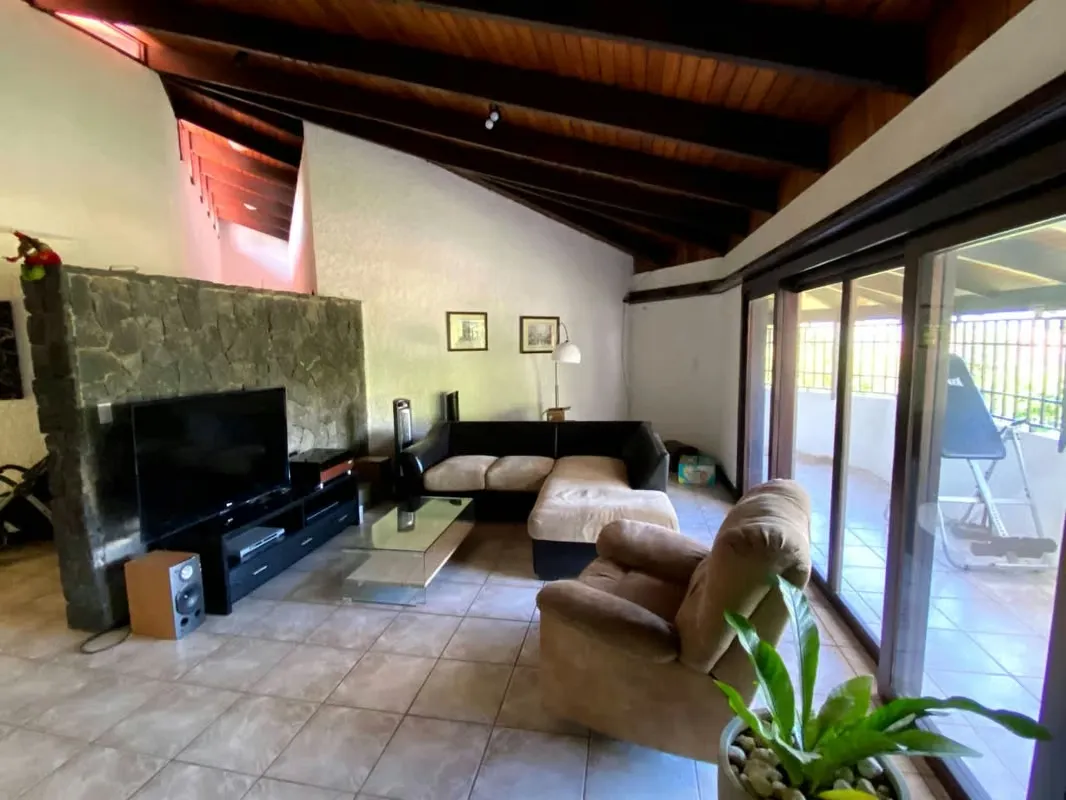 Nice view house, large lot, located 2 minutes from Escazú Village.