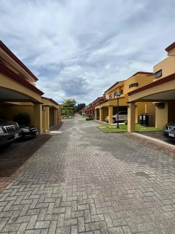 Venta de Casa con Apartamento en Condominio Los Andes Tibas