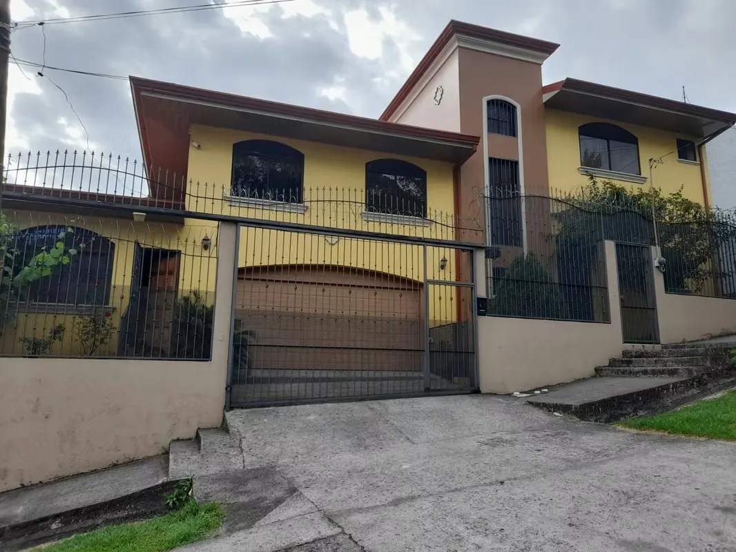 Descubre un oasis urbano en el corazón de Catedral. Esta impresionante propiedad de 399.73 m² ...