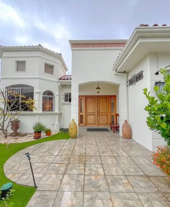 Venta de Casa Amplia en Trejos Montealegre Escazu