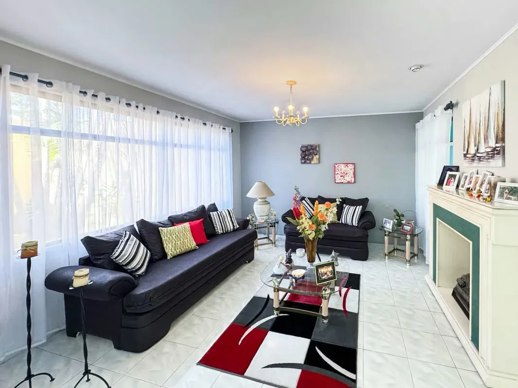 Se vende casa en Lomas de Ayarco con habitación en primera planta (AD)