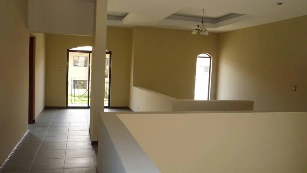 Venta de Hermosa y amplia casa en Santa Ana centro.