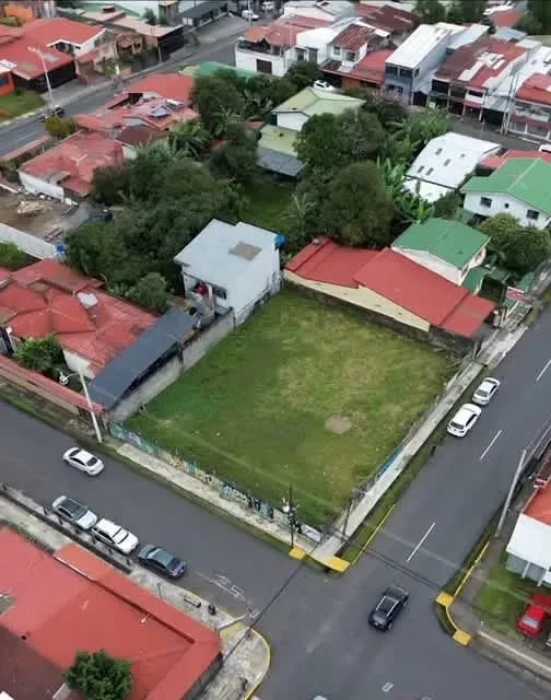 Lote comercial esquinero en el corazón de Curridabat, dos frentes, uso de suelo mixto, comercial y o residencial. Totalmente plano.