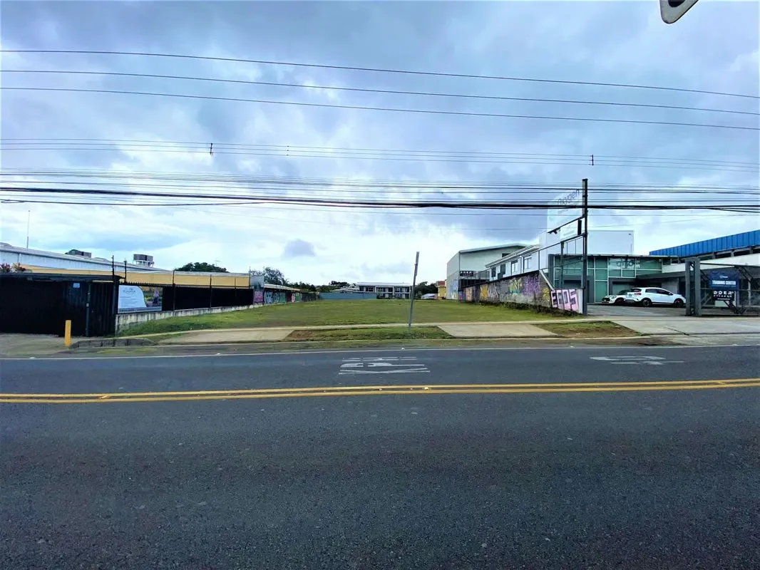 id 36661 En venta lote comercial, en Carretera Vieja a Tres Ríos.