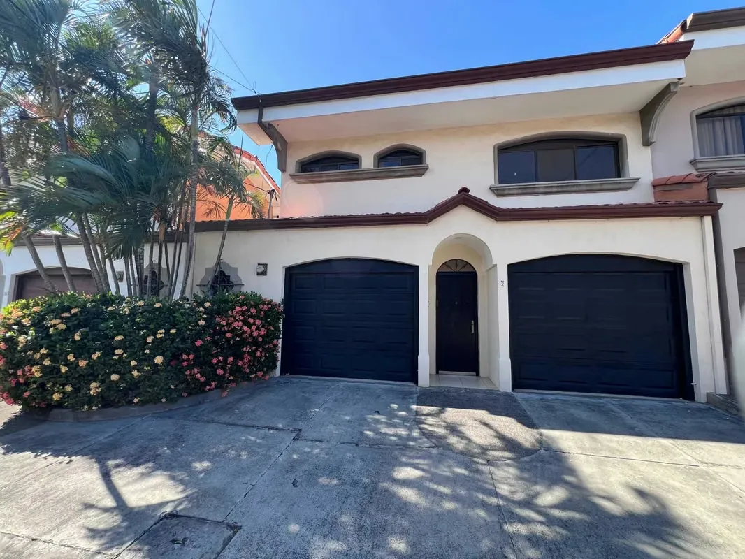 House in Pozos de Santa Ana for SALE