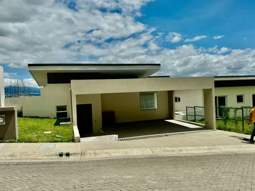 Townhouse en condominio nuevo en Guachipelín de Escazú con alta plusvalía.