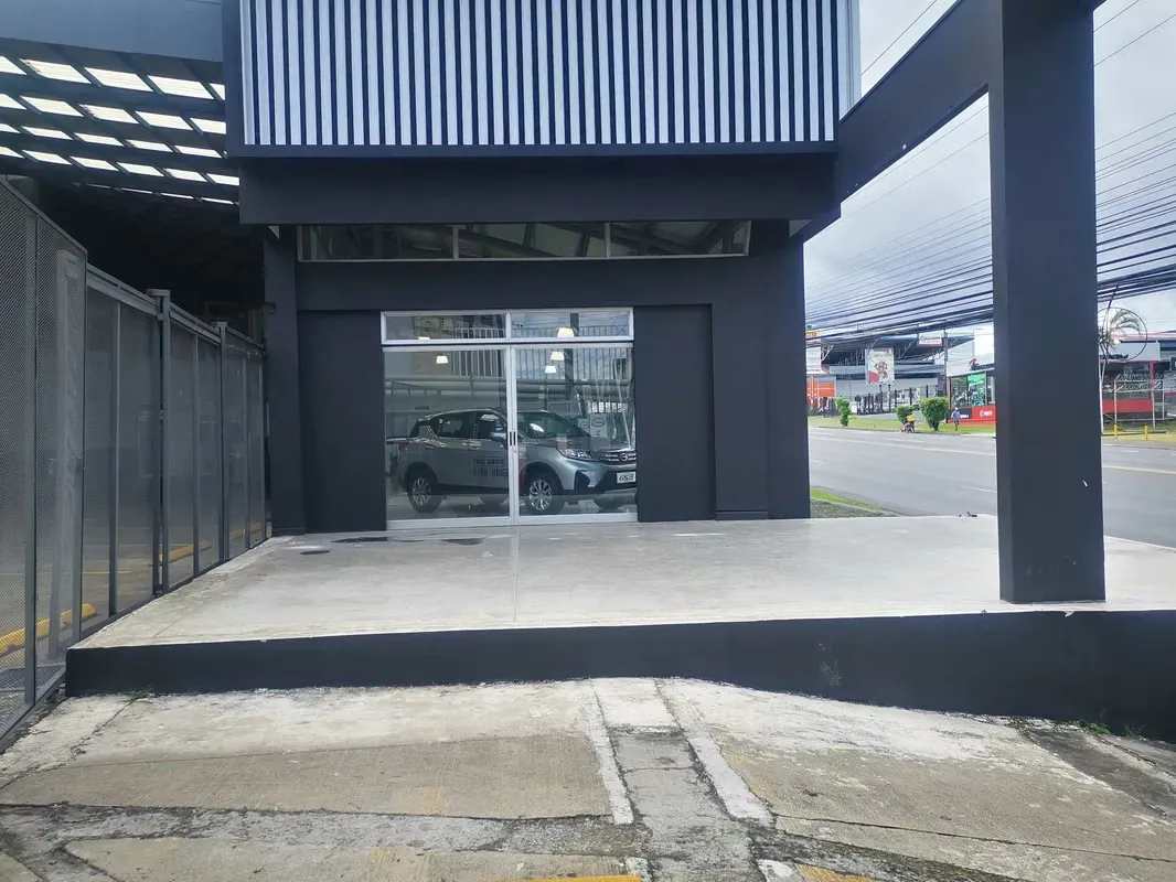La propiedad se encuentra frente a calle principal en la Uruca, la avenida comercial más importante en donde se encuentran la mayoría de las agencias comerciales de vehículos como ... — photo 2