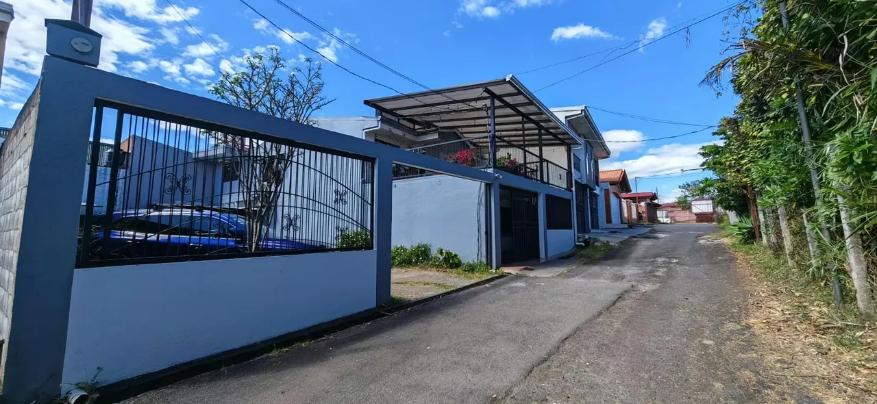 SE VENDE CASA DE DOS PLANTA CON LOTE ADICIONAL, SAN JOAQUIN HEREDIA