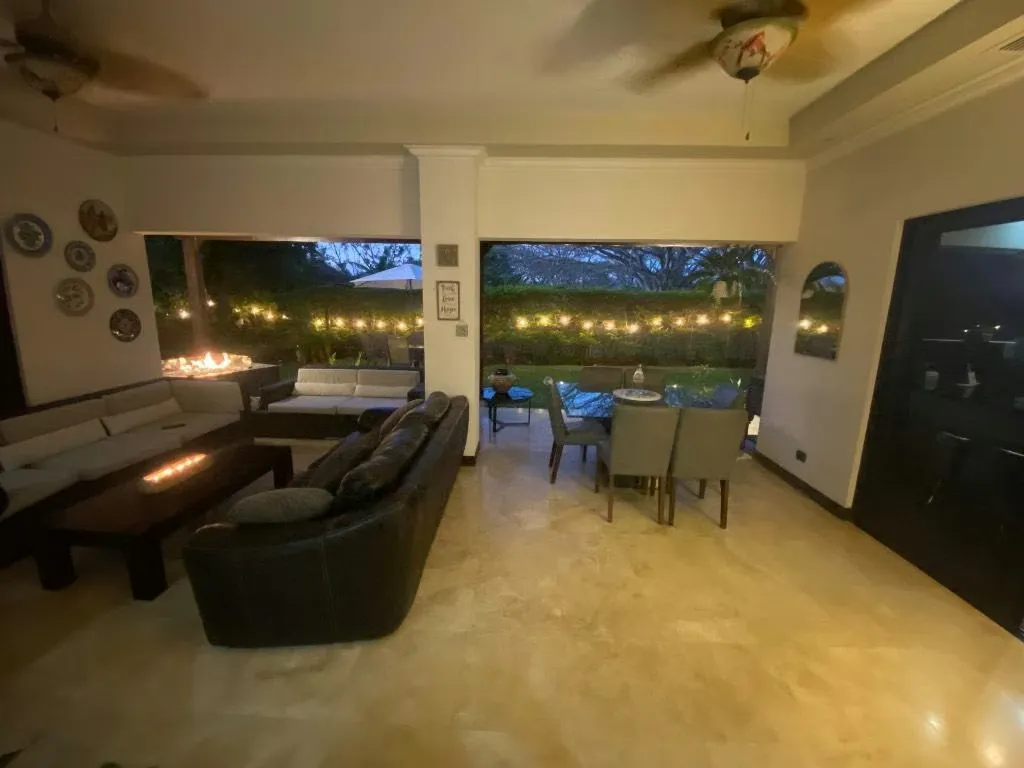 Venta de Casa en Exclusivo condominio Hacienda del sol Santa Ana, Rio Oro.