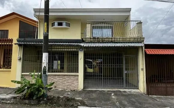 La edificación consta de 1 vivienda en 2 niveles distribuida en cochera, corredor, sala, comedor, cocina, 1 baño compartido, patio interno, ...