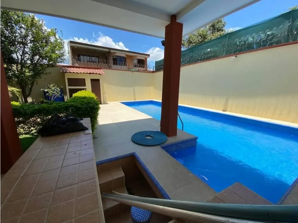 VENTA DE CASA CON PISCINA, SANTO DOMINGO, HEREDIA 34257 (IH)