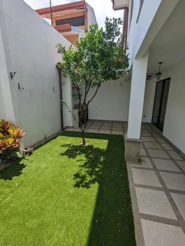 La casa se encuentra en un condominio de pocas unidades, muy exclusivo, tranquilo y familiar con ...