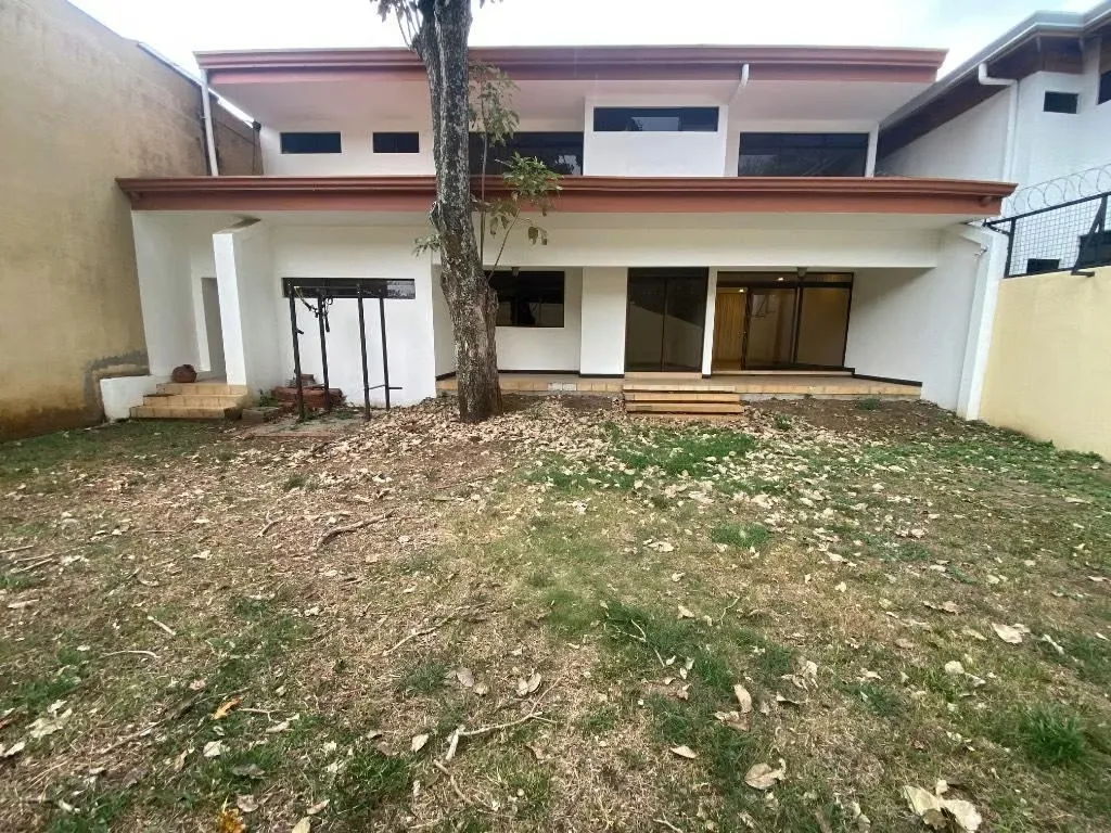 Venta de hermosa Casa independiente de dos plantas en Escazú con magnífica ubicación cerca de todo! 2 minutos de Multiplaza, rodeado de restaurantes, servicios y comercios diversos. ...