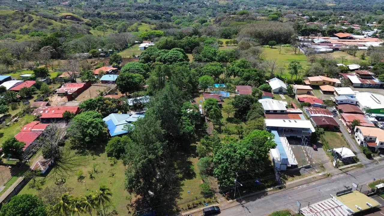 Se ofrece en venta una amplia propiedad con 20.473 m², ideal para desarrollo, recreación o inversión