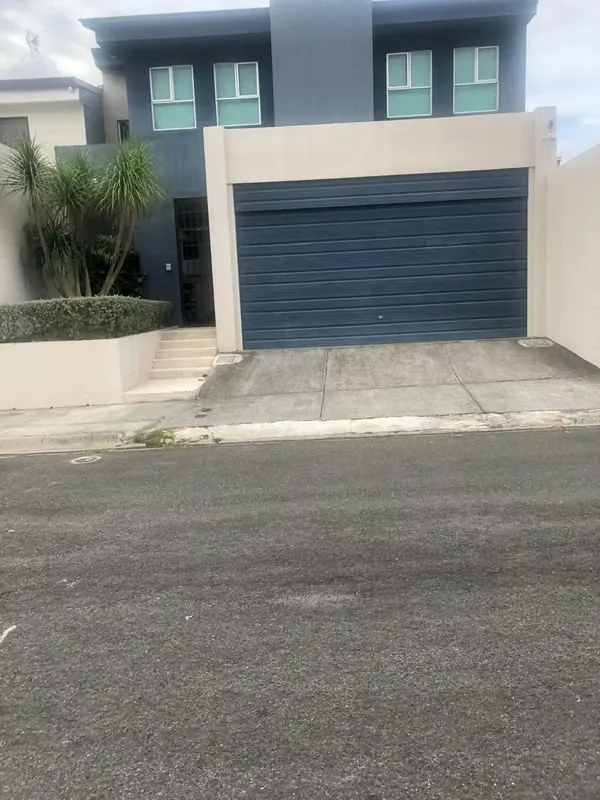 SE VENDE CASA DE DOS PISOS EN SANTO DOMIGO DE HEREDIA