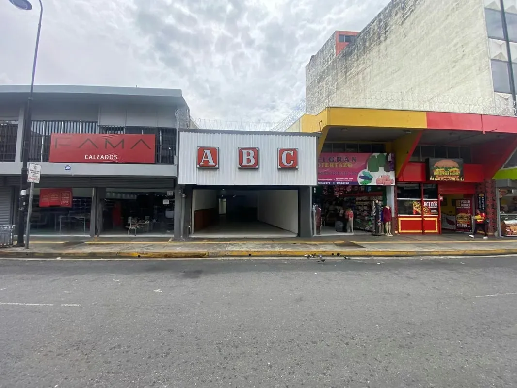 Se alquila amplio local comercial en la Avenida Central, a 35 metros al este del antiguo Bar Chelles, entre calles 9 ...