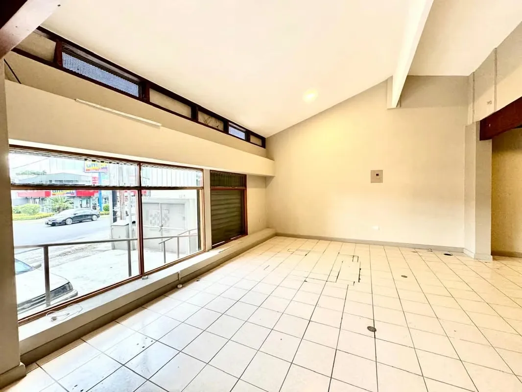 Se ofrece en venta un versatil local comercial, recién remodelado y listo para recibir a tu negocio. Con un diseño moderno y funcional, este local cuenta con acabados de alta calidad, ... — photo 2