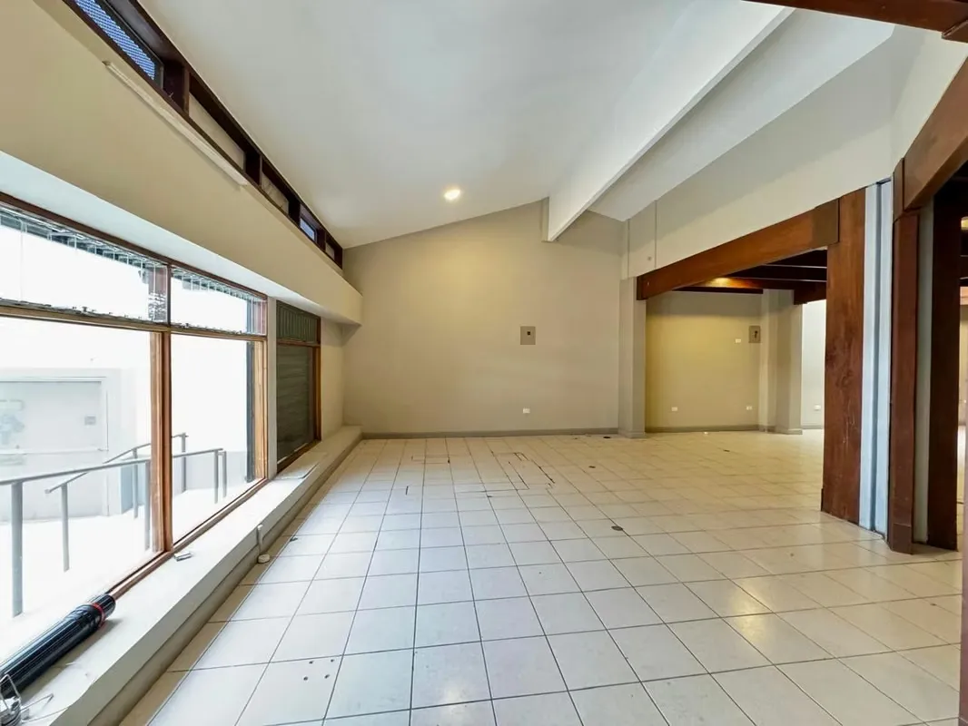 Se ofrece en venta un versatil local comercial, recién remodelado y listo para recibir a tu negocio. Con un diseño moderno y funcional, este local cuenta con acabados de alta calidad, ... — photo 3