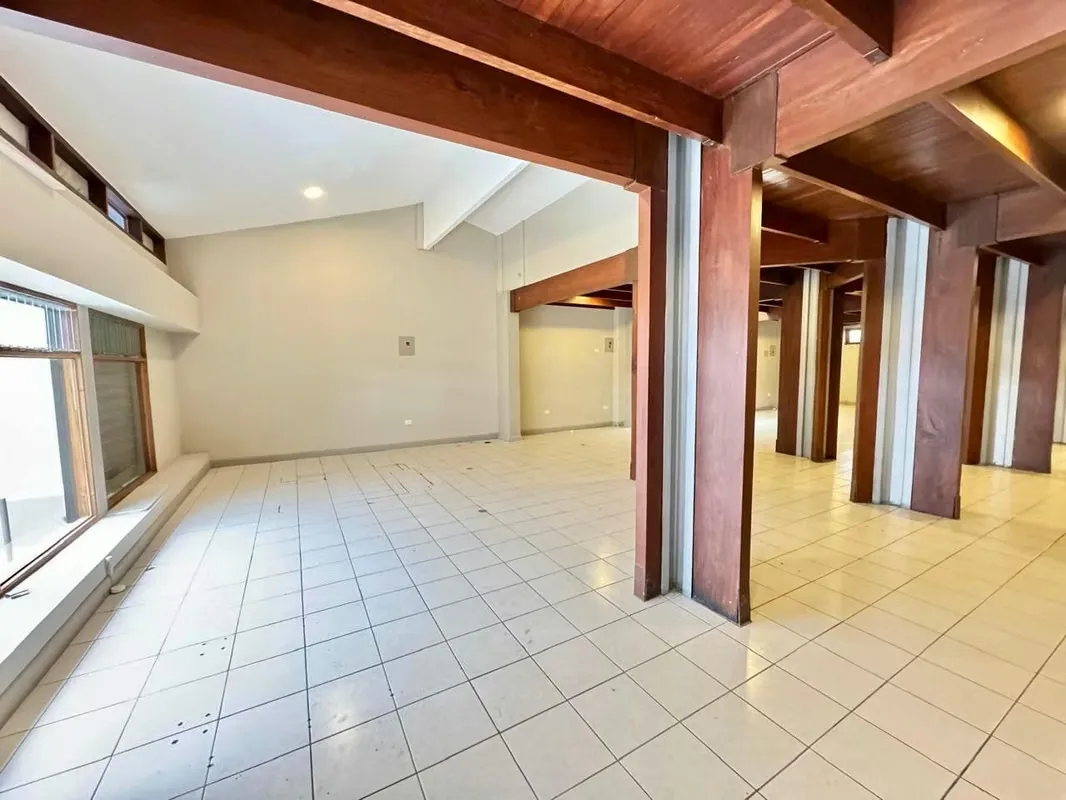 Se ofrece en venta un versatil local comercial, recién remodelado y listo para recibir a tu negocio. Con un diseño moderno y funcional, este local cuenta con acabados de alta calidad, ... — photo 4