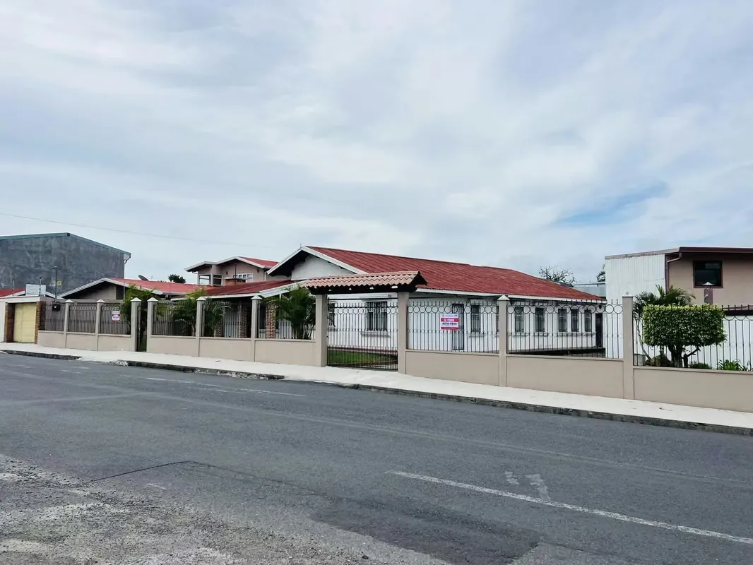 Venta de Lote Grande con Casa de uso Mixto localizada en Cartago Guadalupe Centro