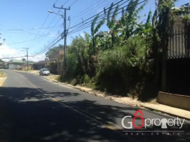 El terreno posee una medida de 9,964 metros cuadrados, con un frente de 25 metros, con un Uso de Suelo Mixto ...