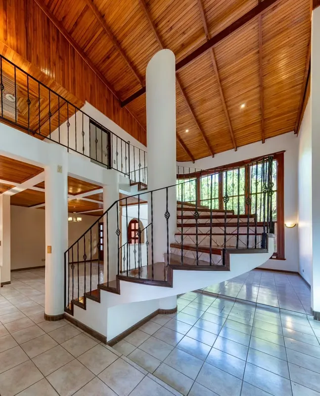 Se renta preciosa casa ubicada en Rohrmoser, cercana al Colegio Británico, Hoteles, Restaurantes, Colegio Humbolt y demás sitios de ...