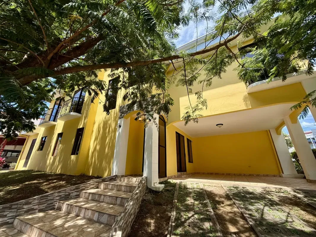 Ubicada en una zona fresca, iluminada y rodeada de árboles, esta hermosa casa de dos niveles en Agua Clara, Desamparados de Alajuela, te ofrece un ambiente tranquilo y seguro para ...