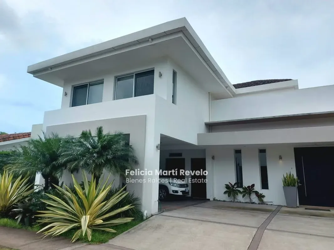 Contemporanea y amplia casa en VENTA en Piedades