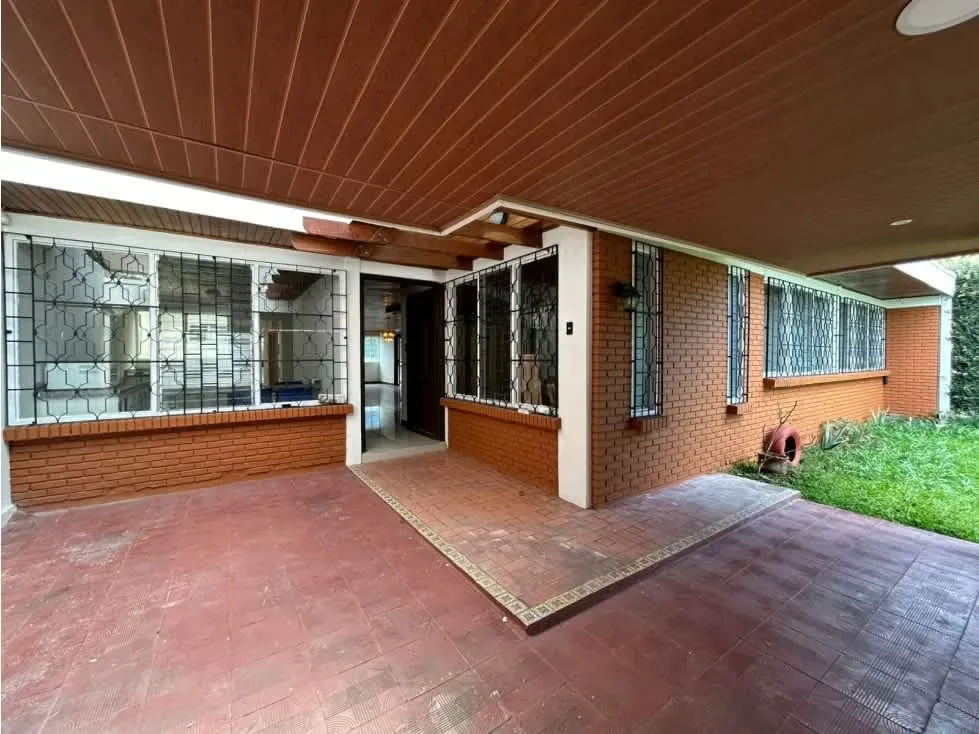Casa de habitación con ubicación estratégica para remodelar con uso de suelo mixto, ideal para consultorios medicos, de abogados, casa de habitación u actividad comercial.