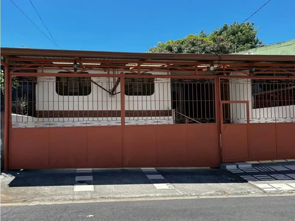 Casa en buen estado de mantenimiento con ubicación estratégica en Desamparados, con Área de terreno 300 m2 y Área de construcción 170m2