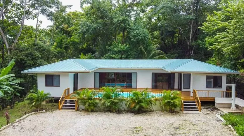 Descubre la combinación perfecta de elegancia tropical y comodidad moderna en esta encantadora casa de 3 habitaciones y 2 baños, ubicada a solo 500 metros de las ...