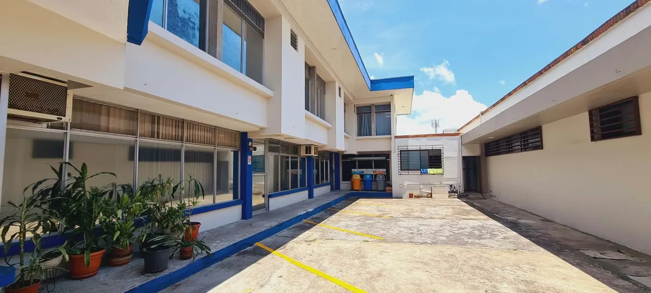 Alquiler de edificio uso comercial y servicios en Curridabat