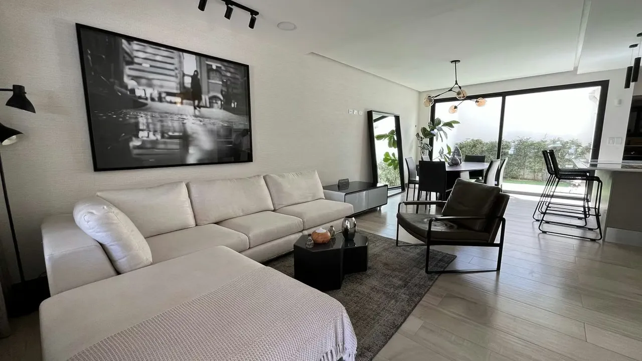 For sale. Santa Ana. Brand new! Spacious spaces.