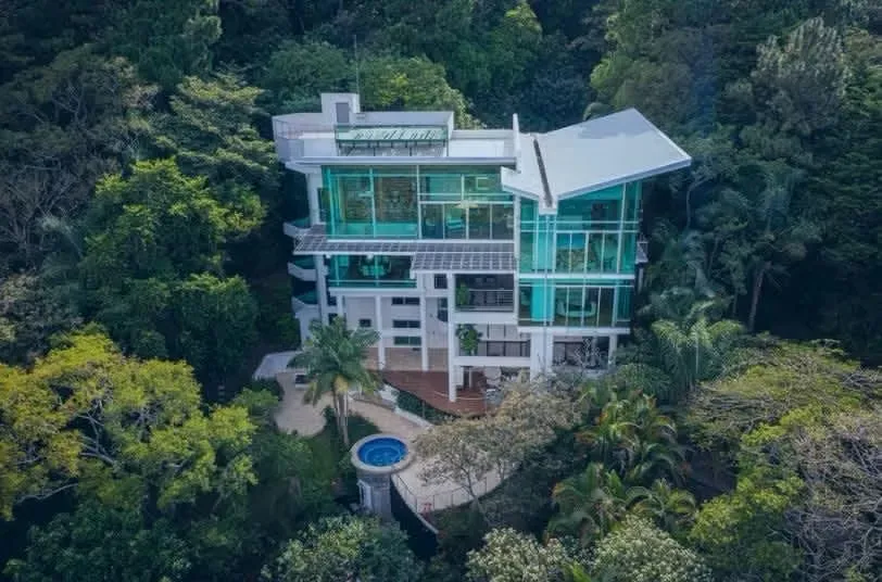 Ubicada en el prestigioso Condominio Parque Montaña del Sol en Santa Ana, esta obra maestra arquitectónica te espera. Con 5 niveles de elegancia moderna y un total de 2786 m2 de ...