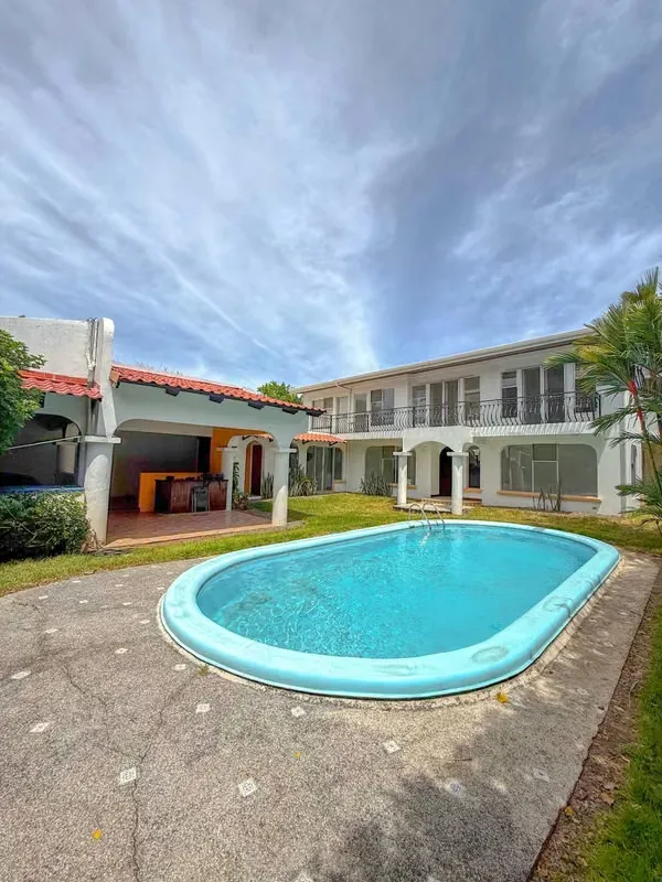 Amplia Casa con Piscina y Jardín en Pozos de Santa Ana - 1001 m² de Terreno | 4 habitaciones+Oficina