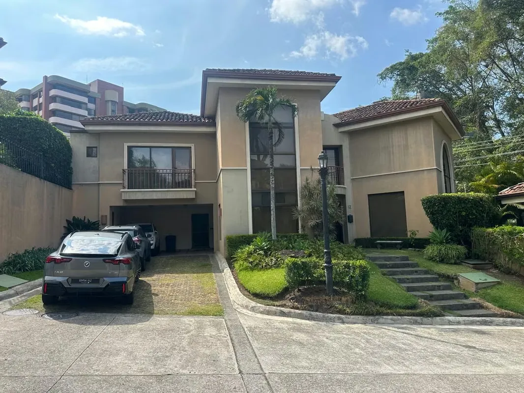 Ubicada en la exclusiva comunidad cerrada de Los Pinos, Jaboncillos, Escazú, esta elegante casa en condominio ofrece un ...
