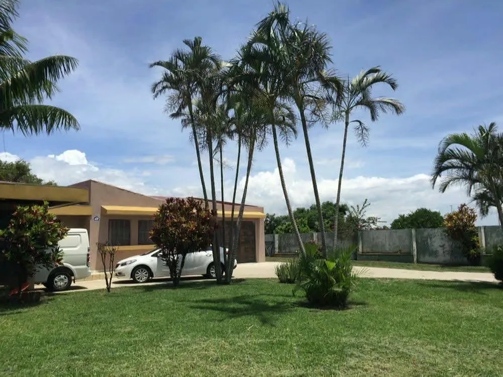 Ubicación: A solo 10 minutos del Aeropuerto Juan Santamaría, en una zona con permiso mixto (habitacional y comercial).