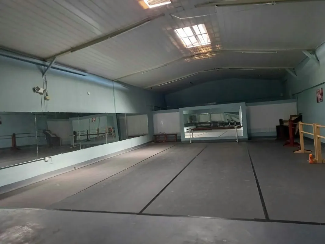 Building for sale good for teather, offices, gymnasium
