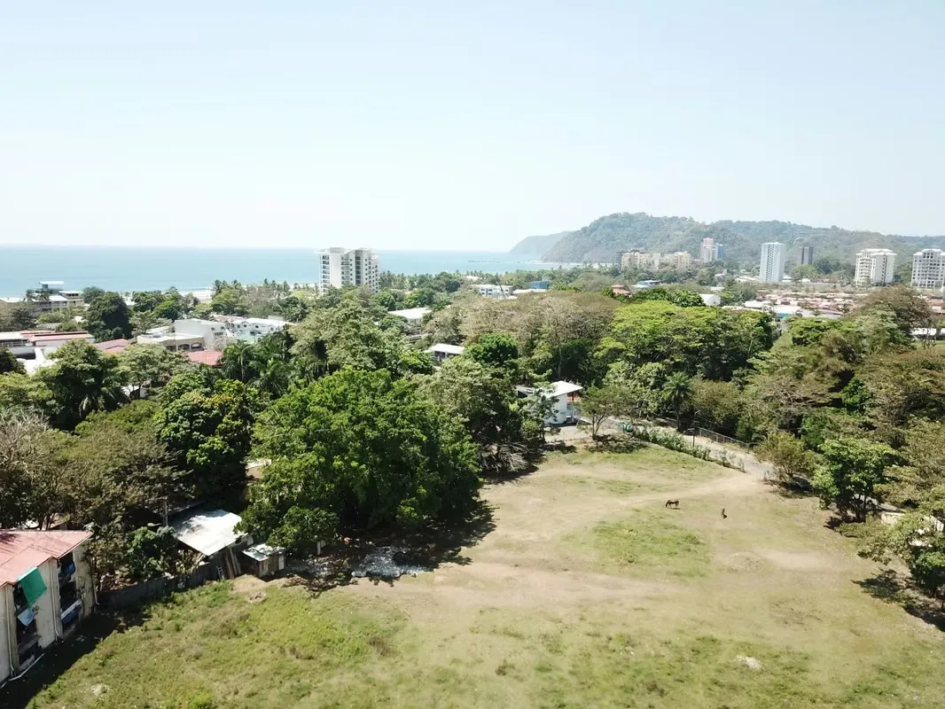 Located 200 meters from the beach and 20 meters from the main street of Jacó ...