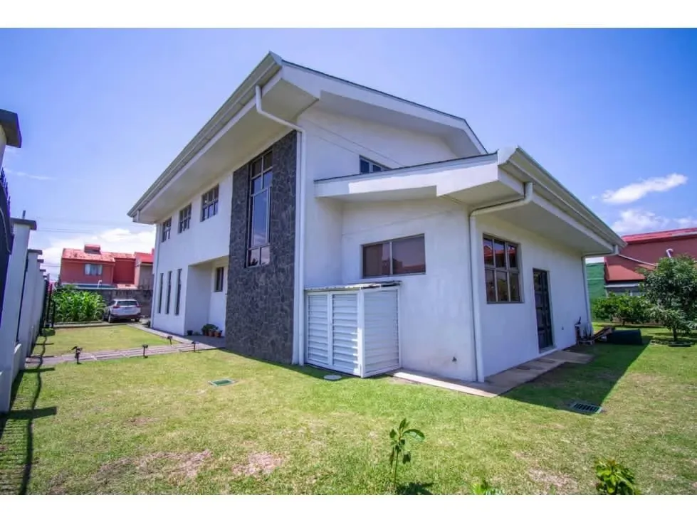VENTA DE CASA TIPO OFICINAS, SANTO DOMINGO DE HEREDIA 40026(IH)