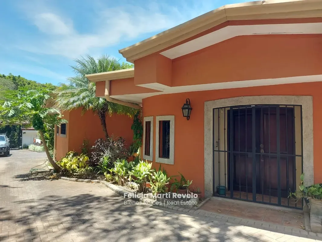 VENTA de Casa Independiente con VISTA ESPECTACULAR + un Apartamento en Escazú